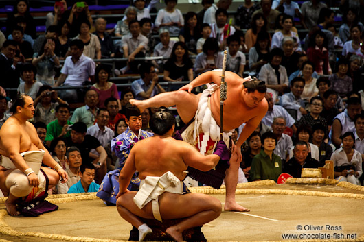 Presentation of the bow to the top makuuchi wrestler at the Nagoya Sumo Tournament