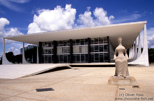 Building of the Supreme Court by architects Oscar Niemeyer and Lúcio Costa with Justitia statue by Alfredo Ceschiatti