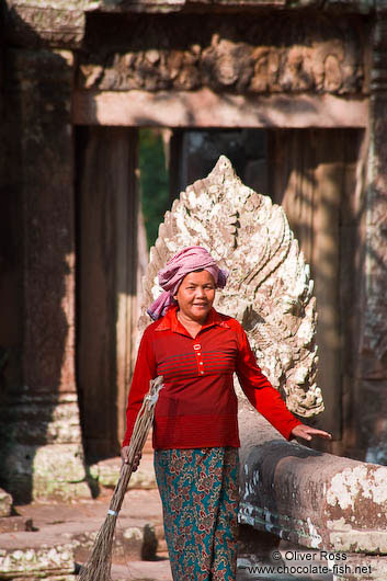 Woman cleaning at Banteay Kdei 