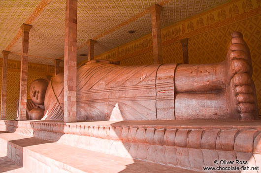 Giant reclining Buddha at the Vipassara Dhara Buddhist Centre near Odonk (Udong)