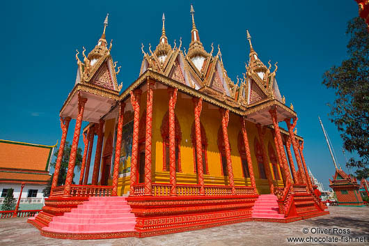 Candy-coloured temple near Odonk (Udong) 