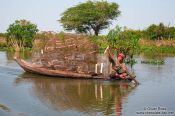 Travel photography:Transporting crab traps to Tonle Sap lake, Cambodia