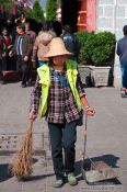 Travel photography:Cleaning the streets of Dali, China