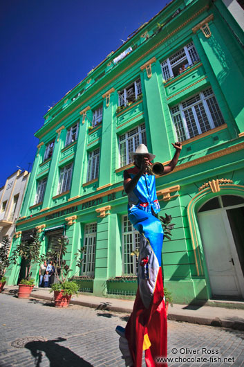 Walking on stilts through Havana Vieja