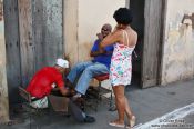 Travel photography:Getting a shoe-polish in Trinidad, Cuba