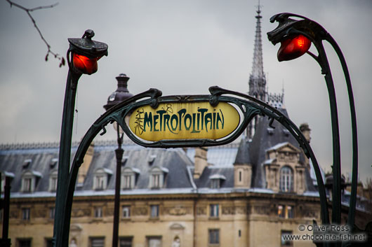 Traditional sign for a Paris underground station