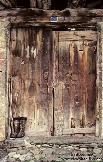Door with boots in PApigko