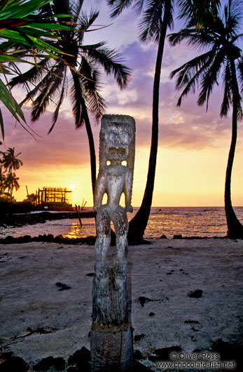 Tiki at Pu`uhonua o Honaunau during sunset