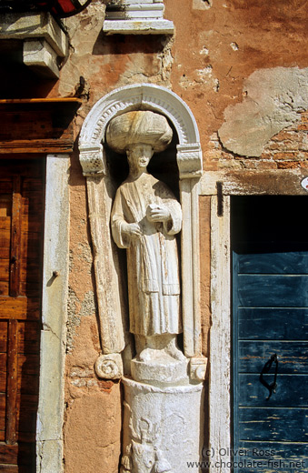 Statue near the piazza dei mori