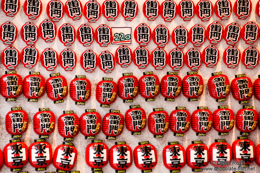 Small souvernirs for sale in Tokyo Asakusa