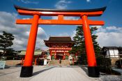 Travel photography:Giant torii at Kyoto´s Inari shrine, Japan