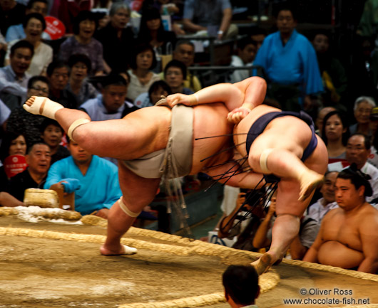 Throwing your opponent out of the ring at the Nagoya Sumo Tournament