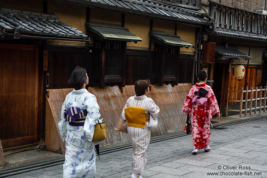 Three women in Kimonos in Kyoto´s Gion district