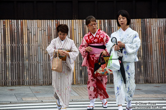 Three women in kimonos in Kyoto´s Gion district