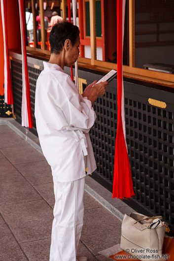 Woman praying at Kyoto´s Inari shrine