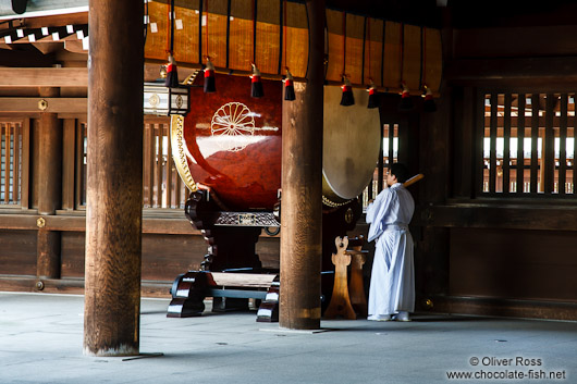 Sounding the drum at Tokyo´s Meiji shrine
