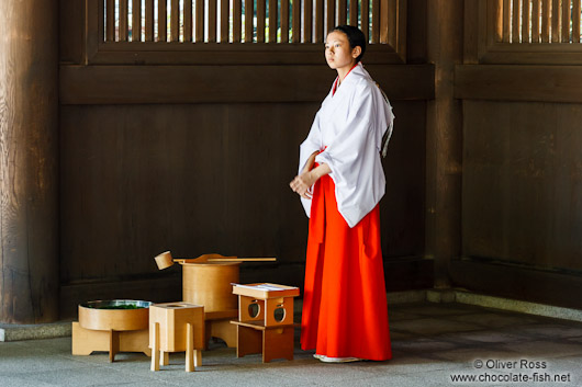 Girl at Tokyo´s Meiji shrine
