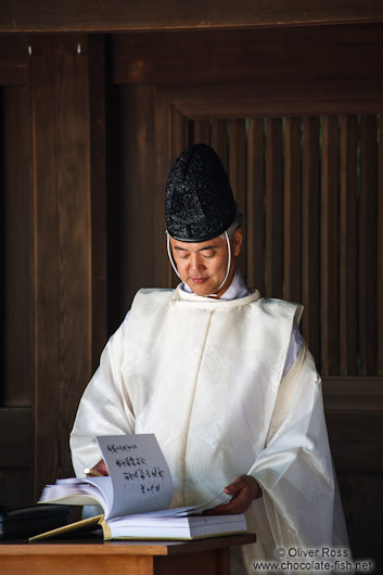 Priest at Tokyo´s Meiji shrine