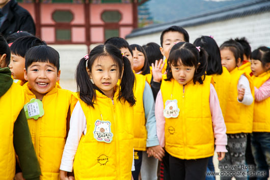 School childern on their way to the Gyeongbokgung palace
