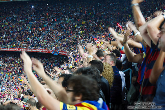 The spectators honour Messi after the 1:0 goal