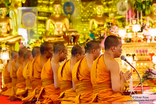 Buddhist monks chanting at Bangkok´s Wat Chana Songkram