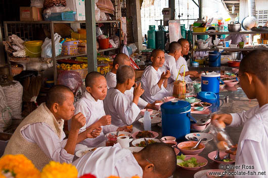 Female monks having lunch at Bangkok´s Wat Chana Songkram