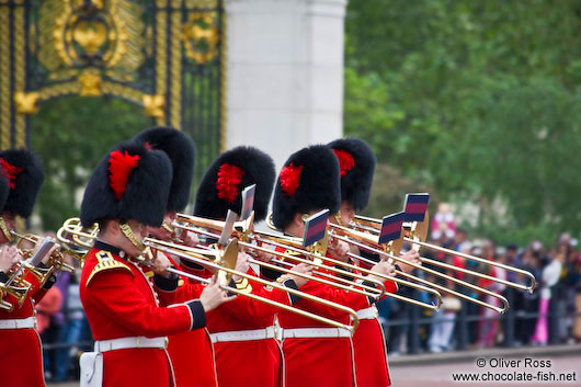 Palace guards parading outside London´ Buckingham