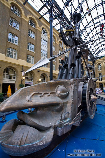 Sculpture inside the Hay´s Galleria in London