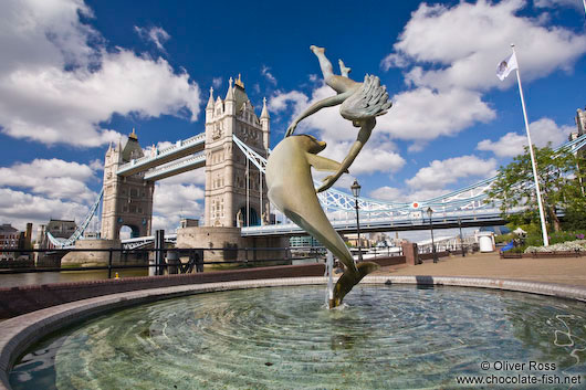 London´s Tower Bridge with dolphin fountain